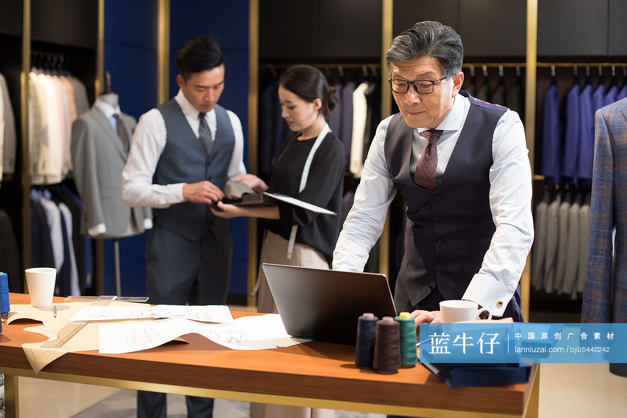 优秀的服装设计师团队