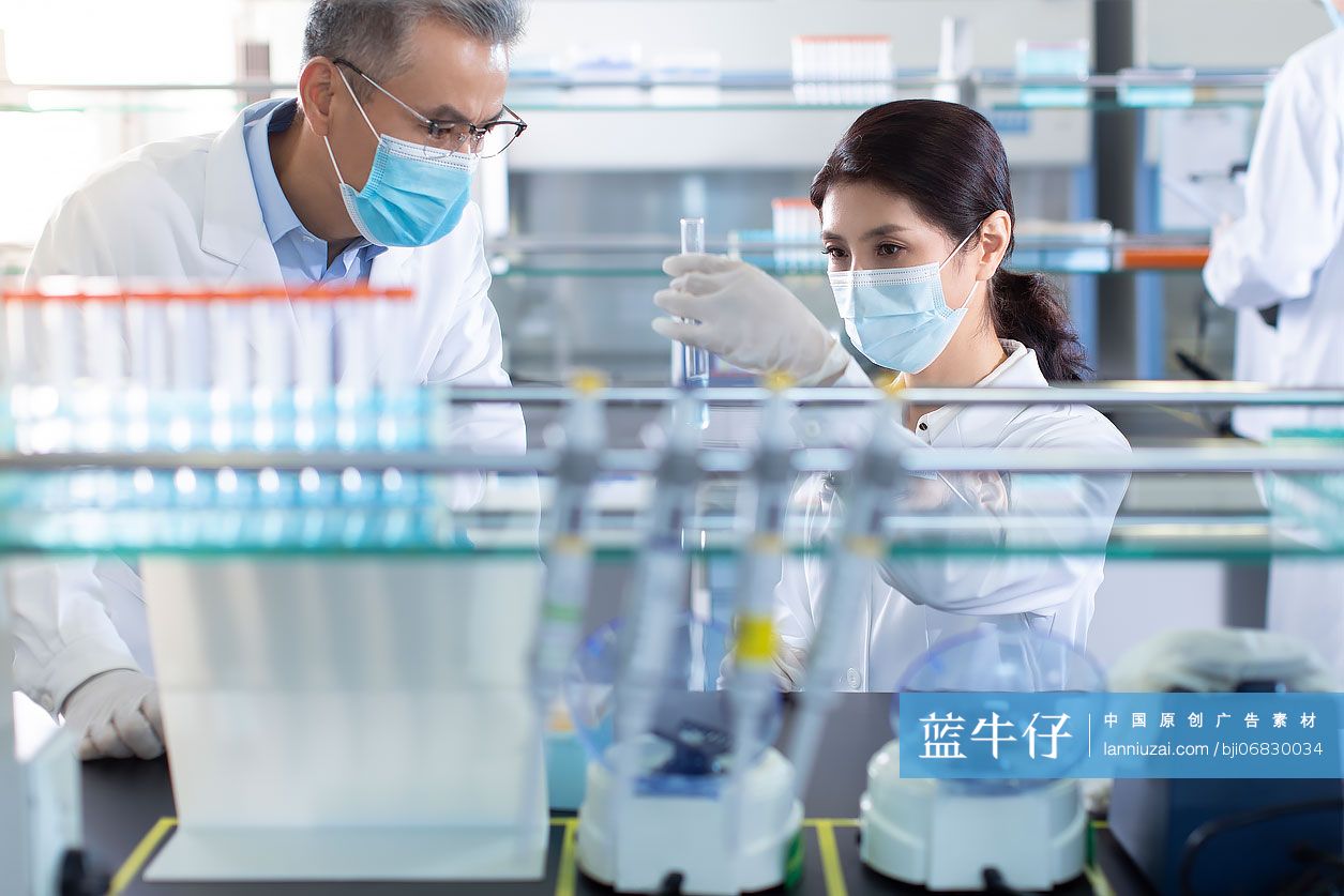 医学研究员在实验室工作