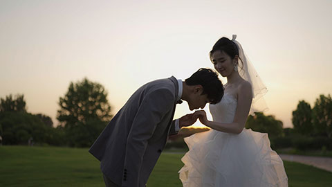 幸福的新郎给新娘戴上戒指