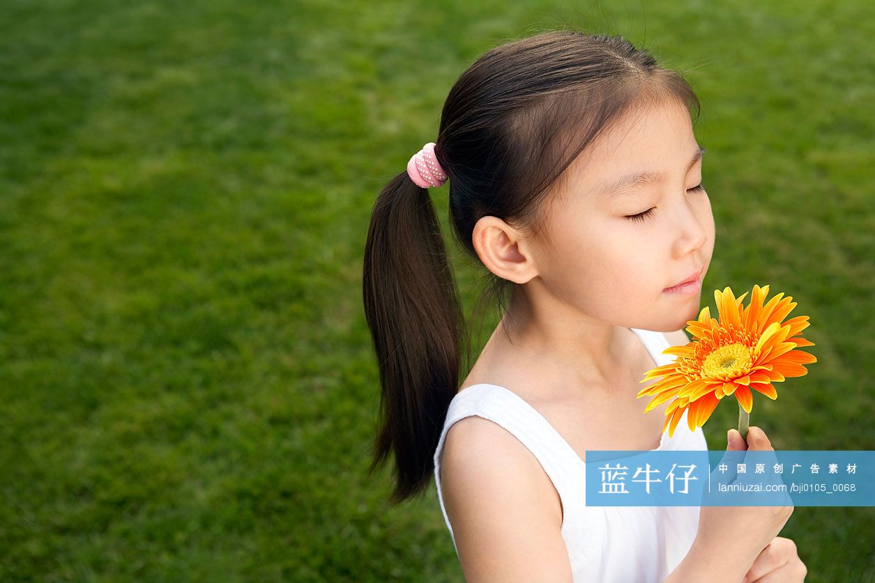 手拿花朵的小女孩