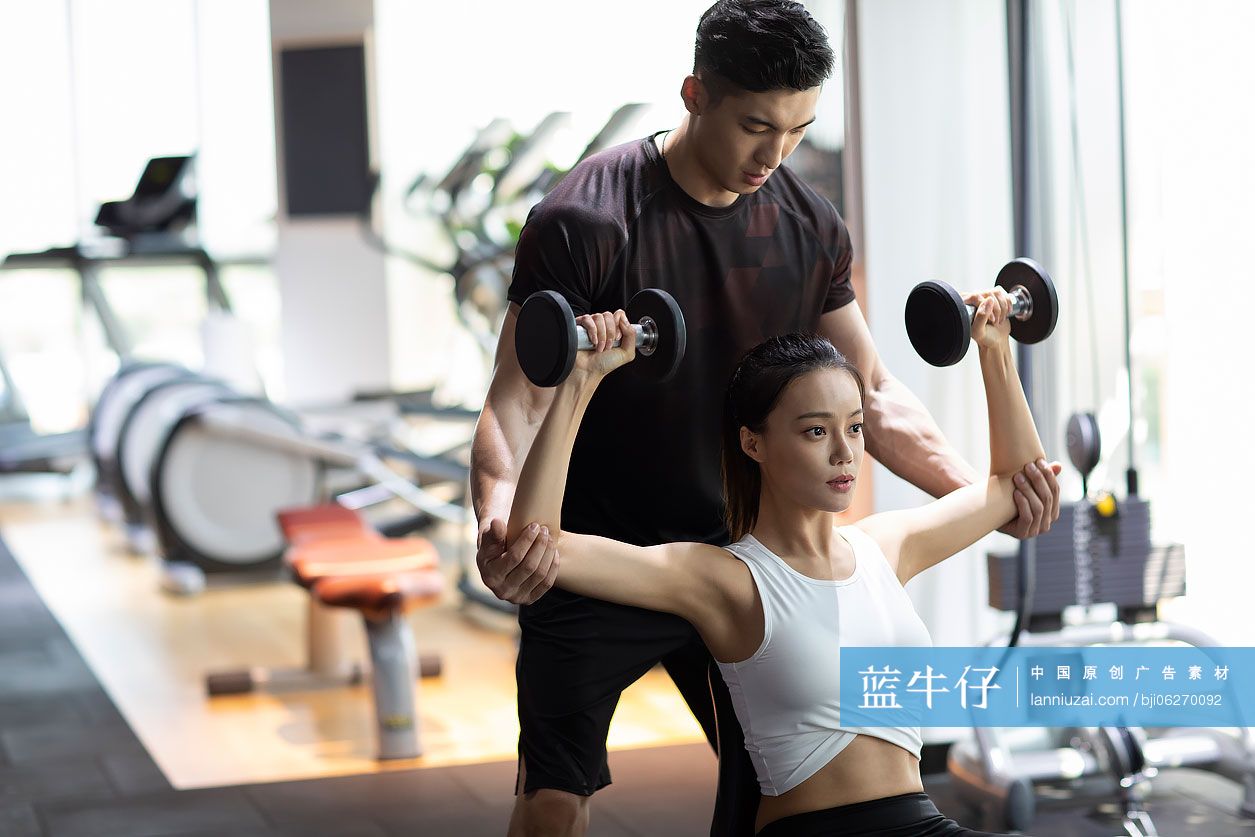 年轻女士在健身房上私教课