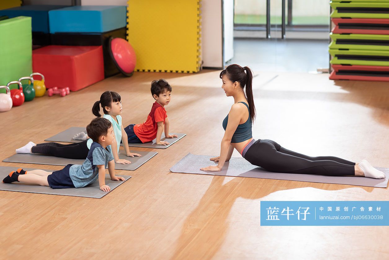 小朋友们上健身课