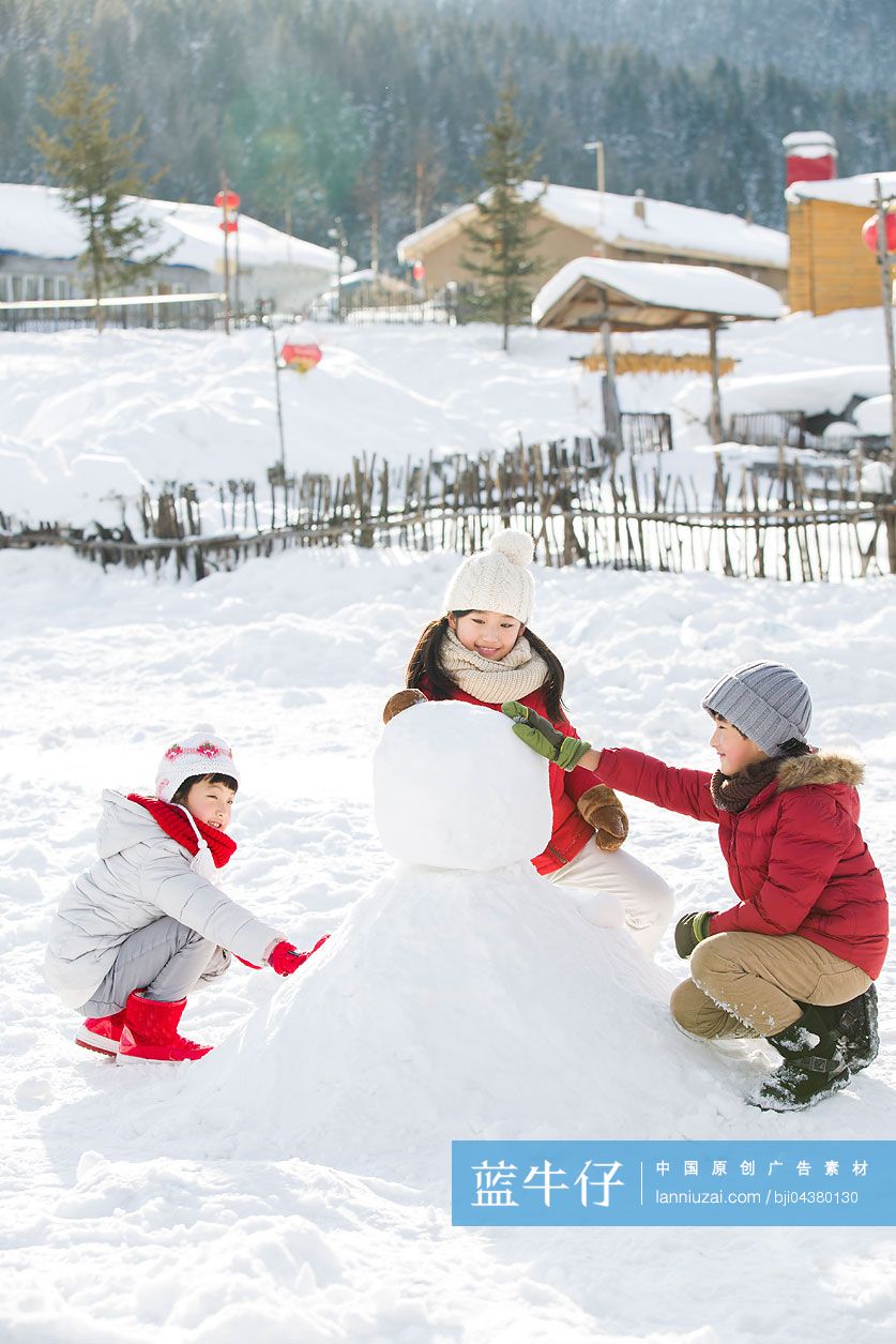 孩子们一起堆雪人