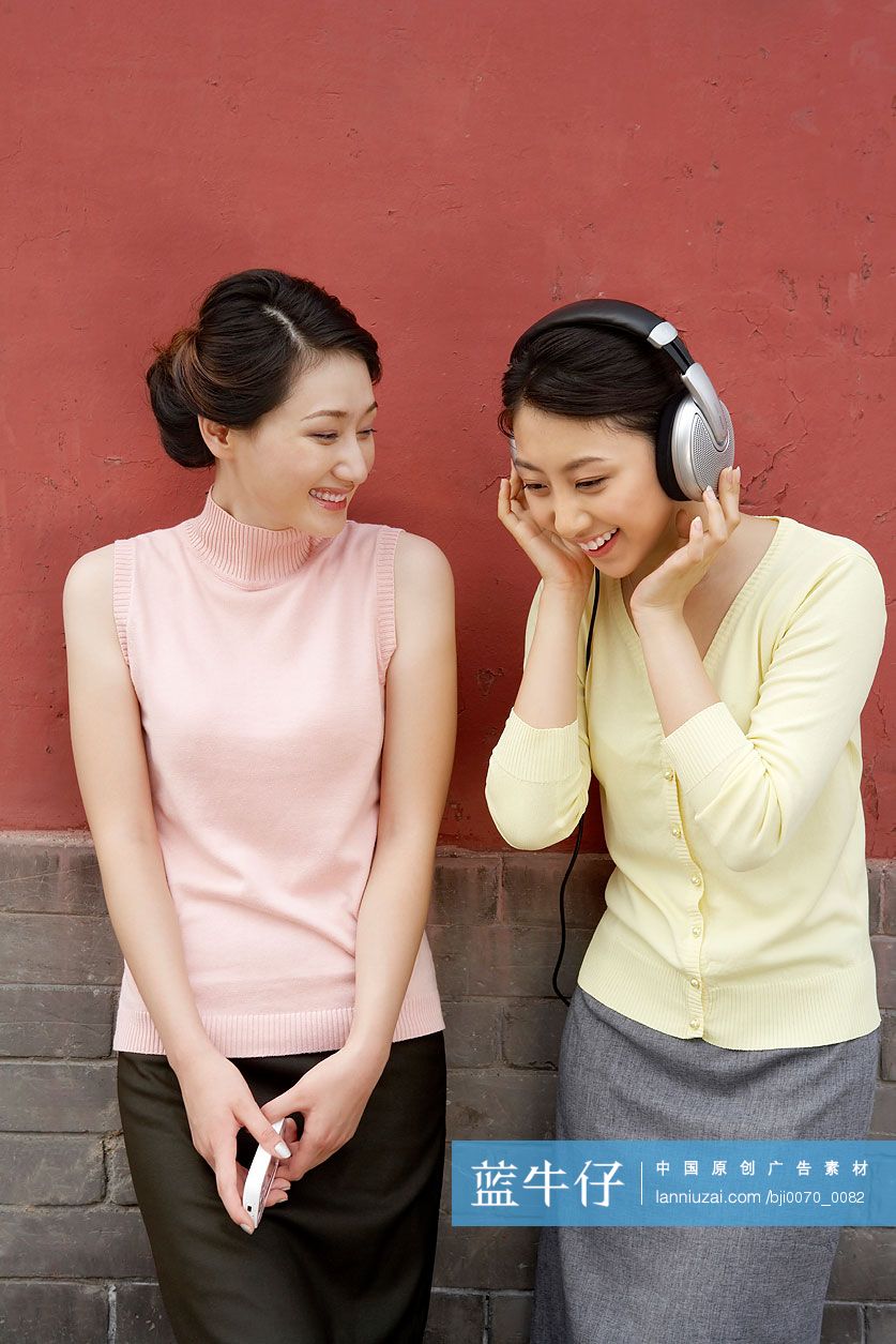 年轻女子听音乐