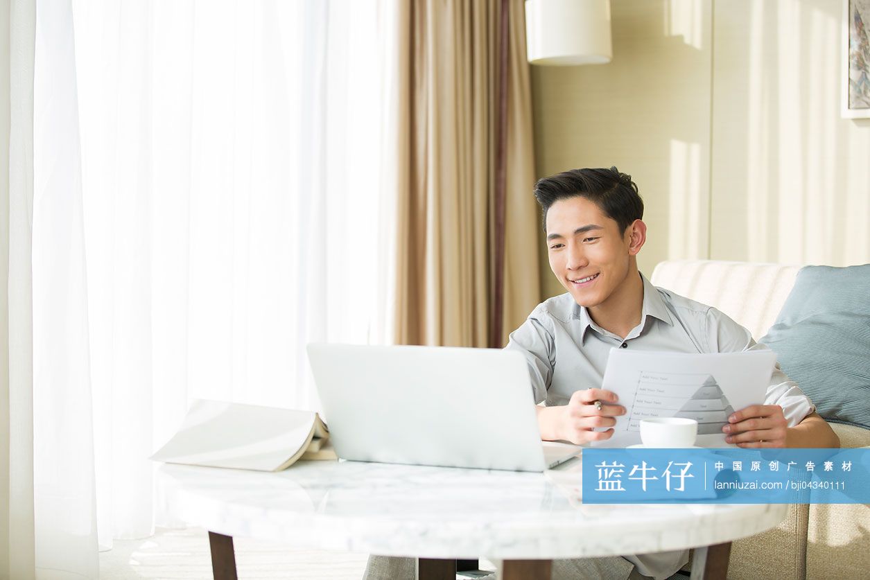 年轻男子在家工作