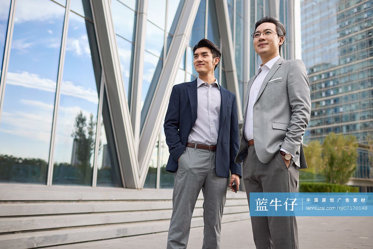 两位商务男士看远方