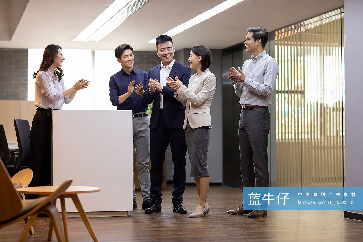 商务人士在办公室鼓掌