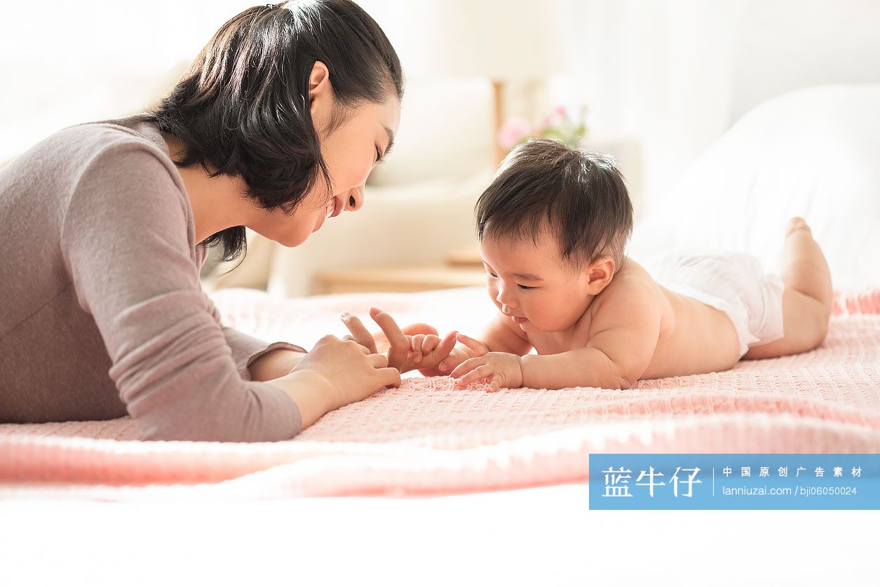 年轻的母亲照顾婴儿