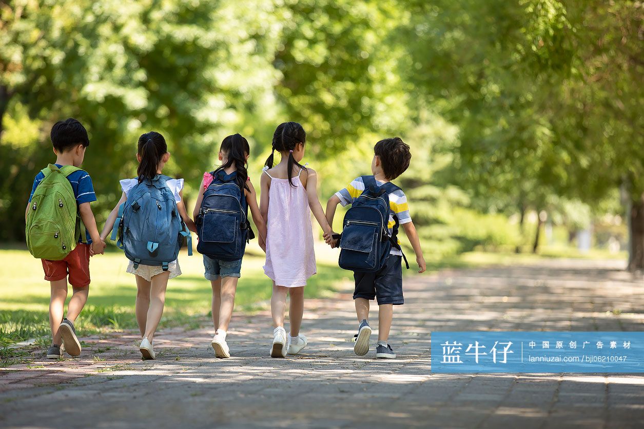 孩子们背着书包去上学