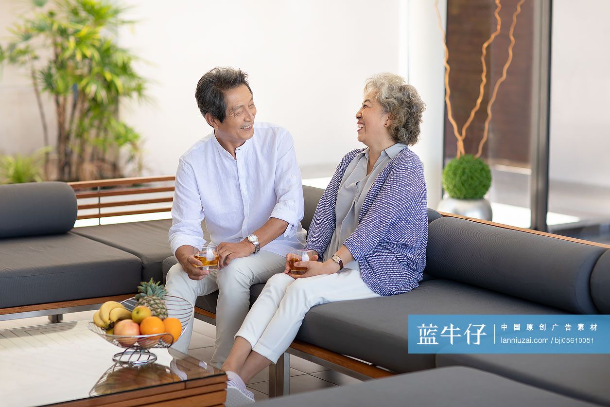 老年夫妇在酒店房间喝酒