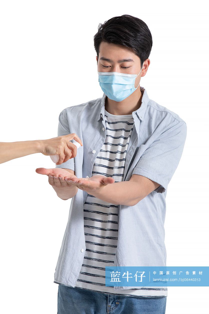 年轻男士使用免洗洗手液洗手