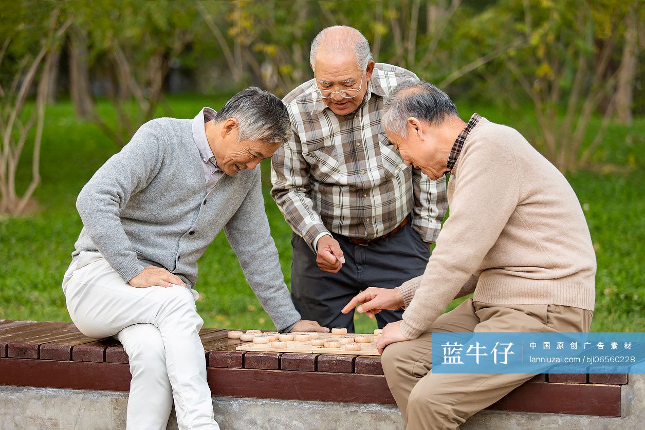 快乐的老年人下象棋