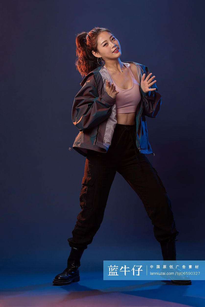 时尚的年轻女孩跳舞