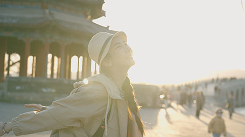 年轻女子在颐和园旅游