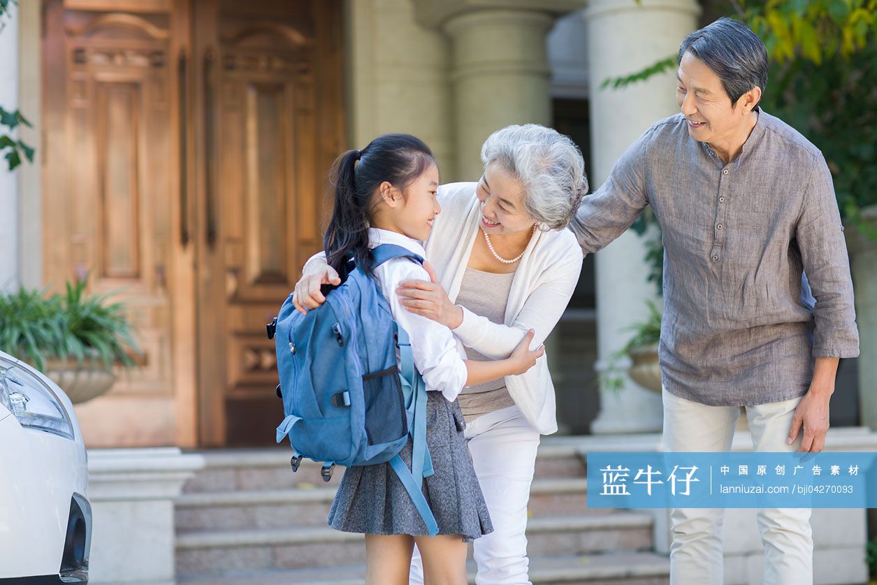 爷爷奶奶和放学回来的孙女