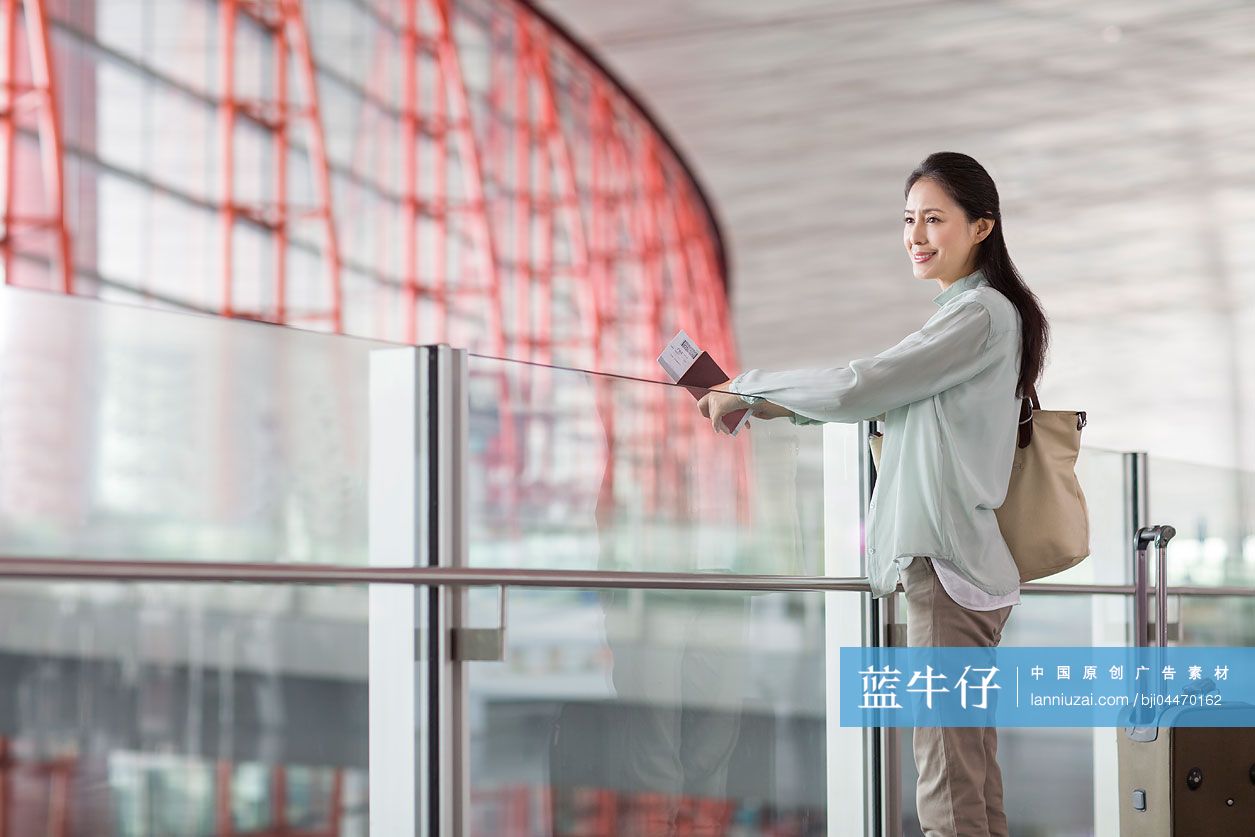 成熟中年女人在机场候机-蓝牛仔影像-中国原创广告影像素材