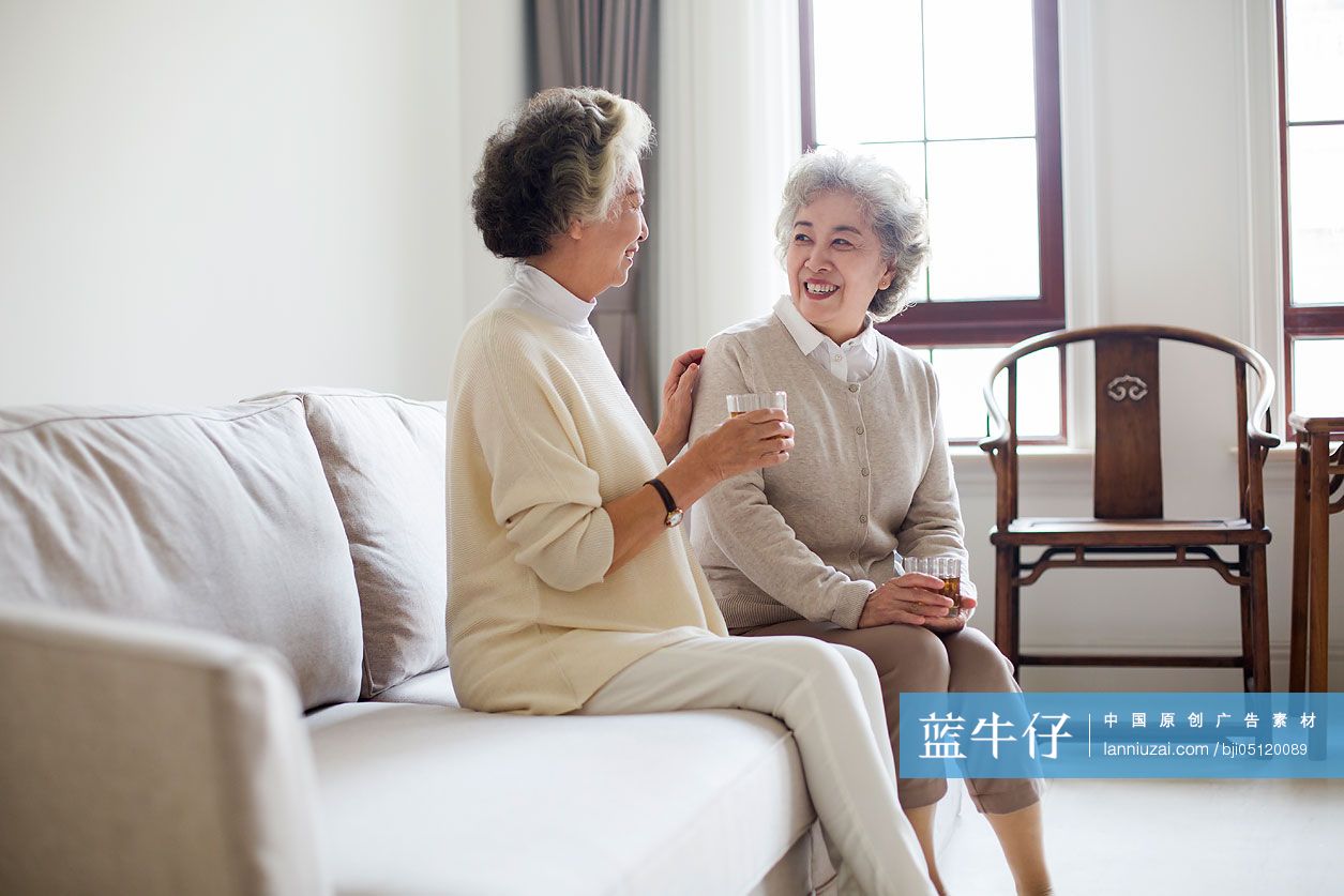 快乐的老年人喝茶聊天