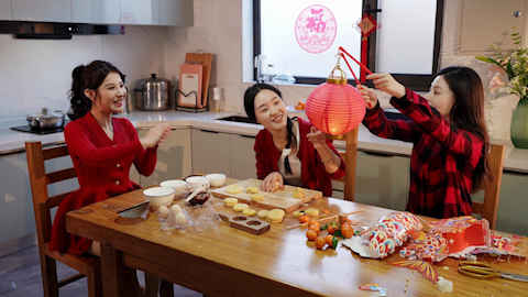 年轻朋友们自制月饼庆祝节日