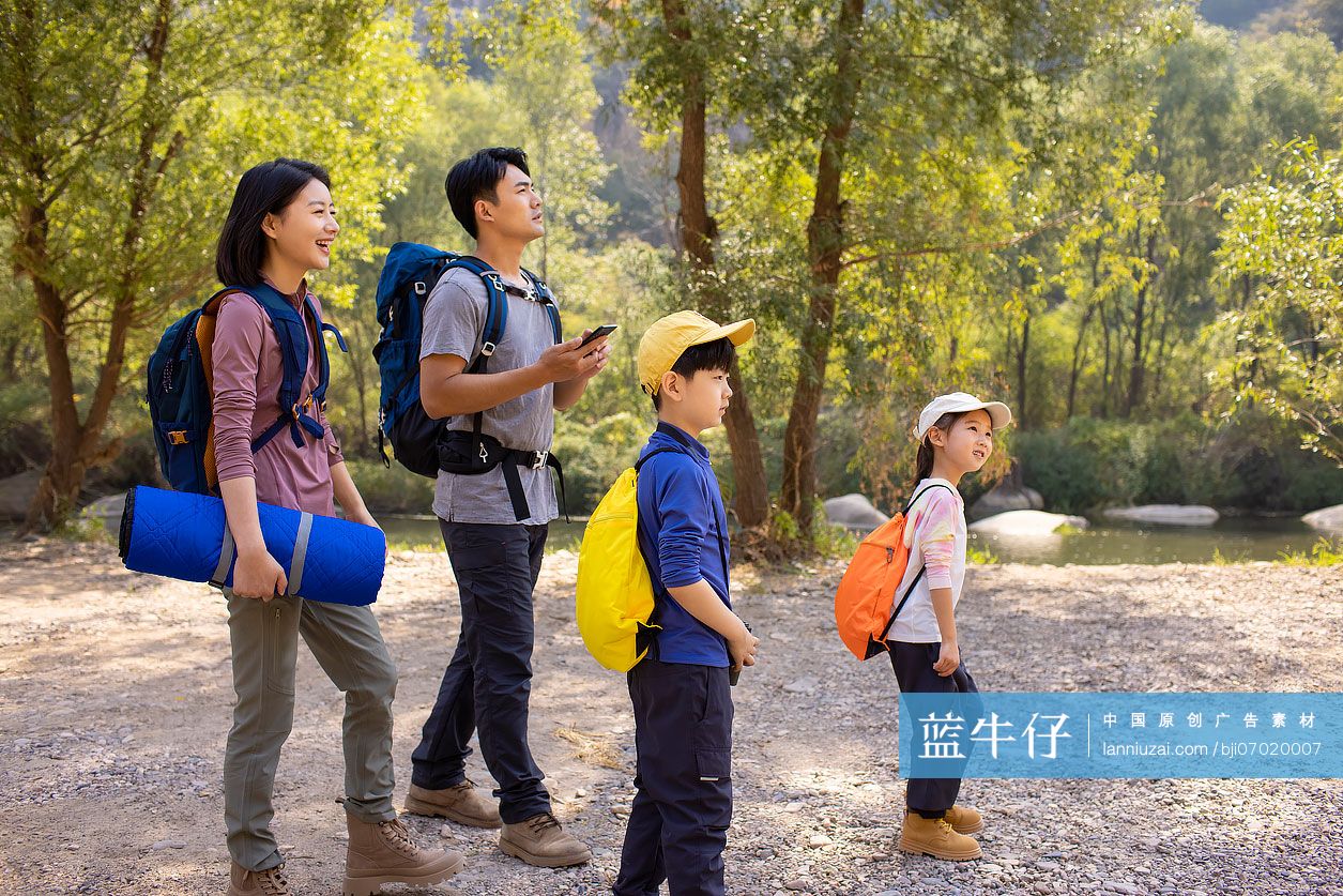 快乐的年轻家庭户外徒步旅行