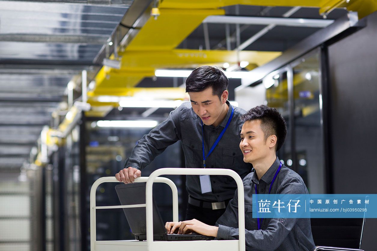 商务男士在机房使用笔记本电脑