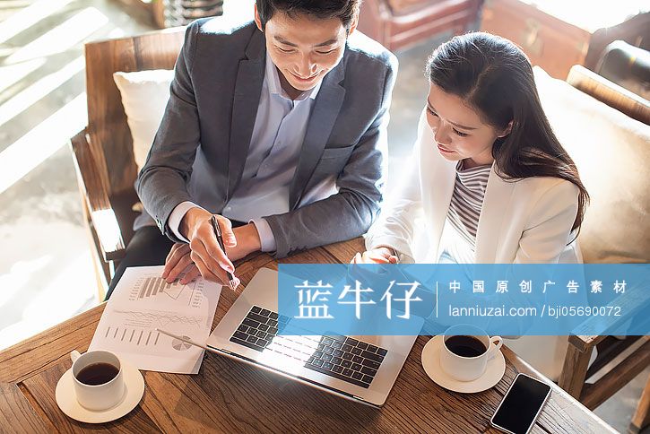 年轻商务人士在咖啡店谈话