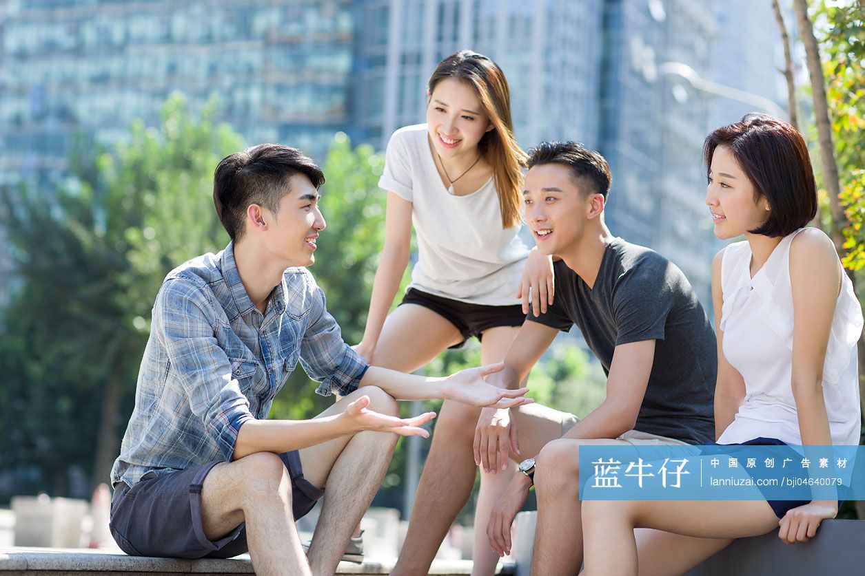 快乐的年轻人聊天
