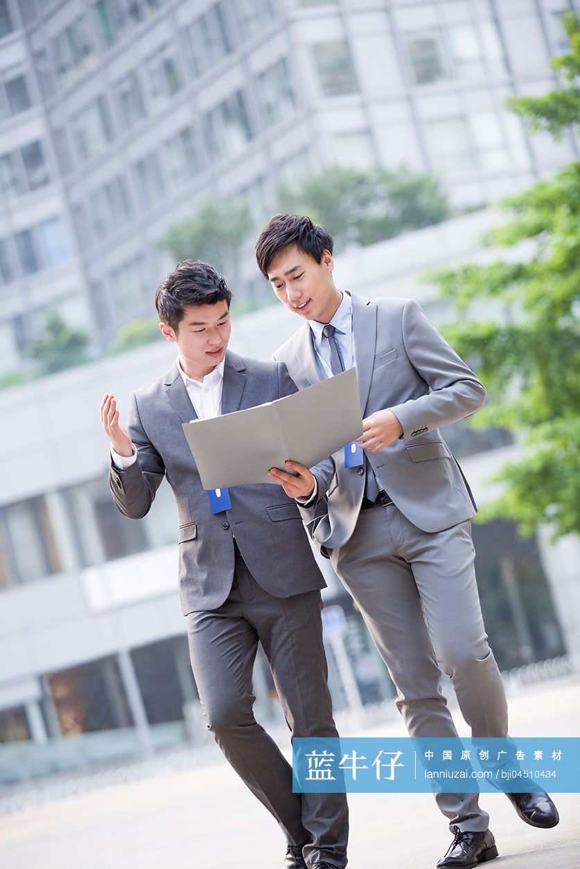 年轻商务人士户外办公