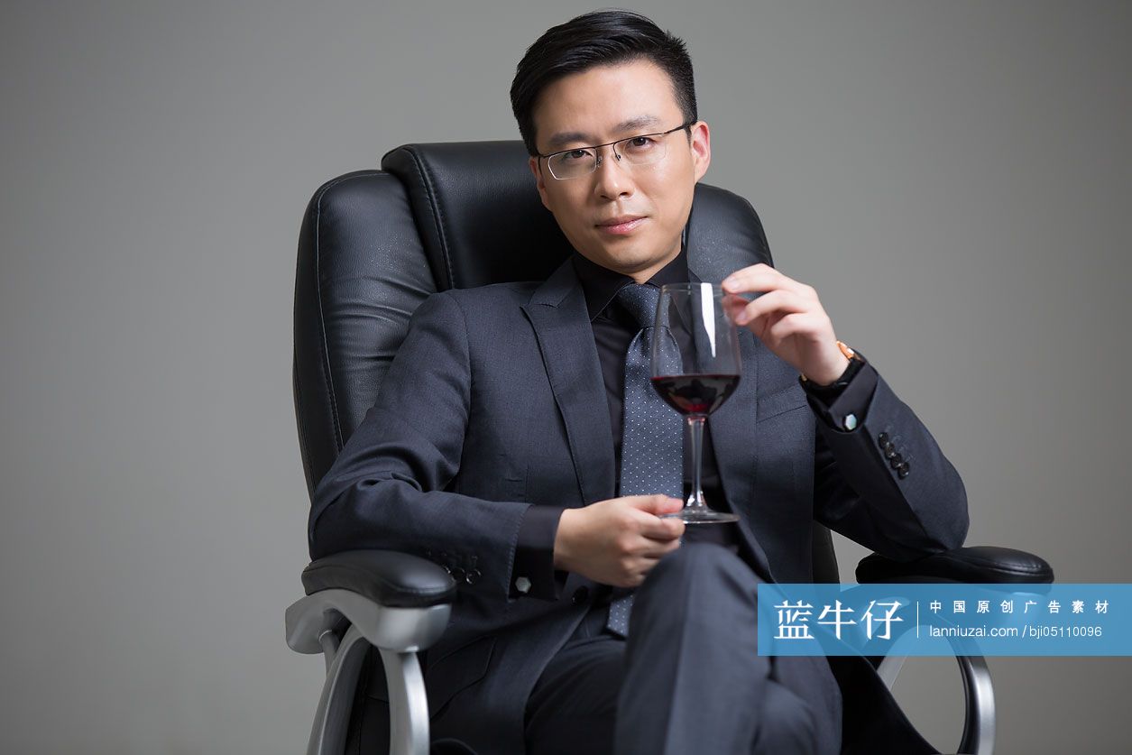 成熟商务男士品尝红酒