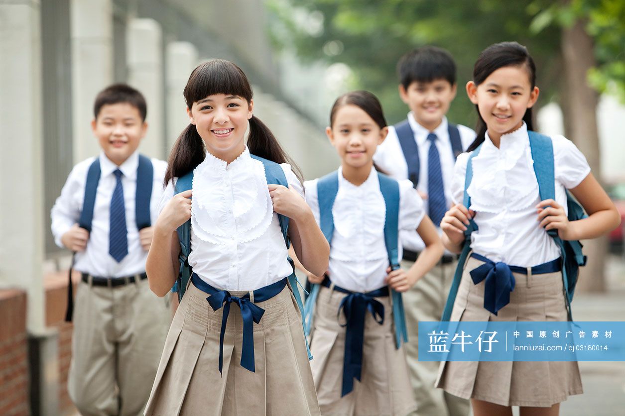 穿着校服的小学生在路上