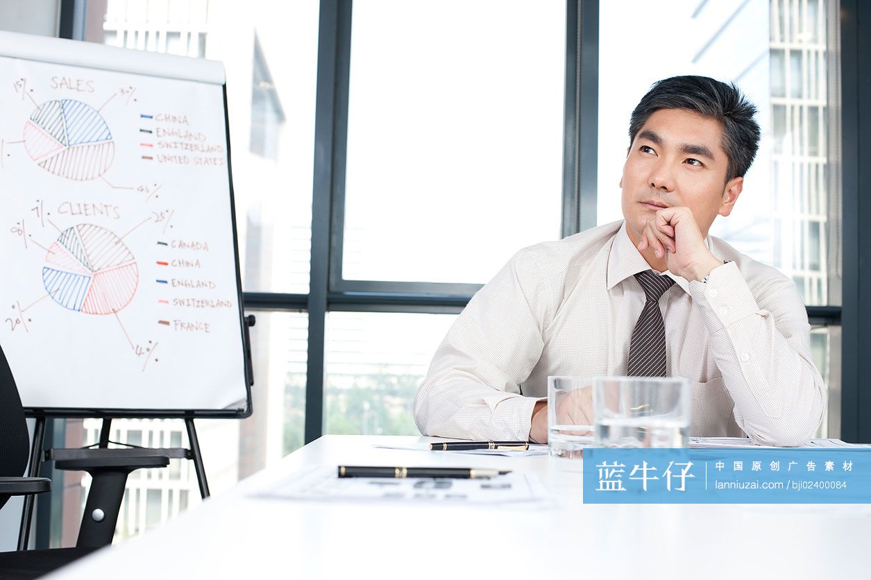 商务人士在会议室思考