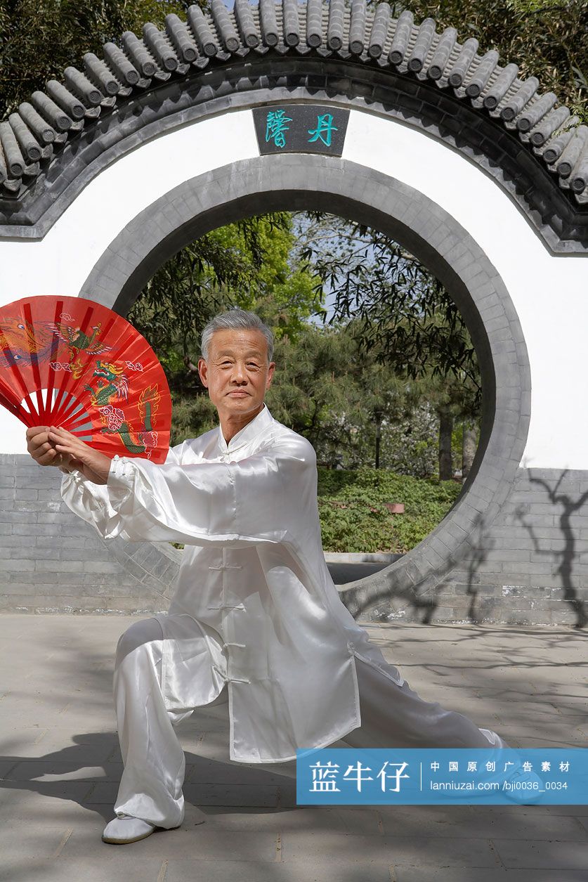 老年男子在公园里舞扇 蓝牛仔影像 中国原创广告影像素材