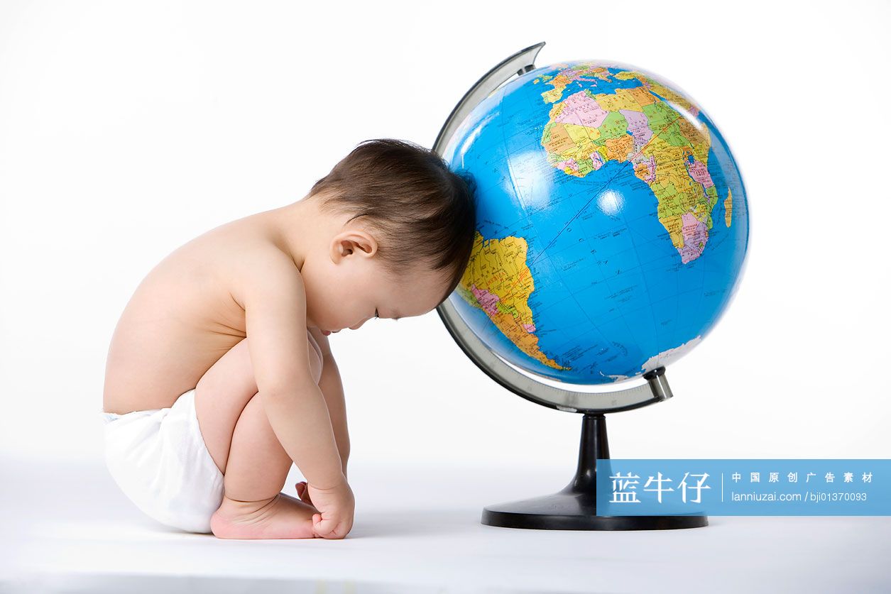 婴儿和地球仪