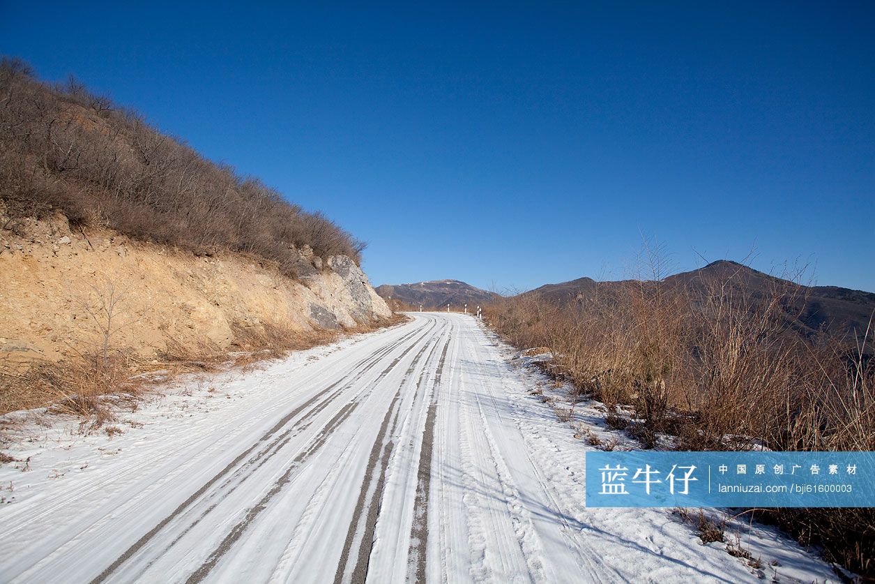 冰雪覆盖的路