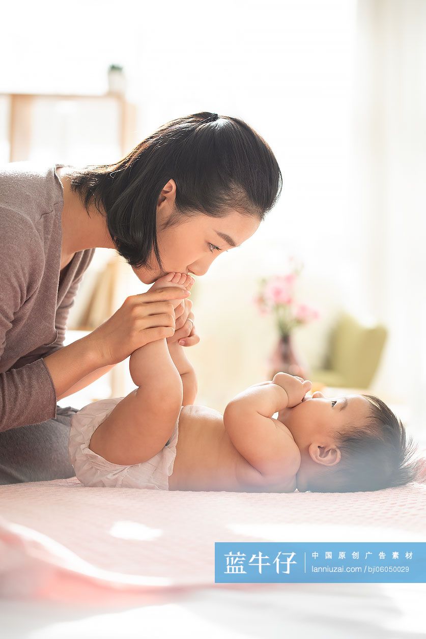 年轻的母亲亲吻婴儿