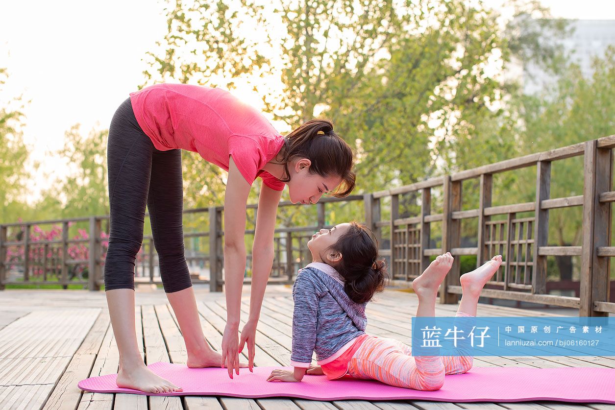 快乐的母女俩一起练瑜伽