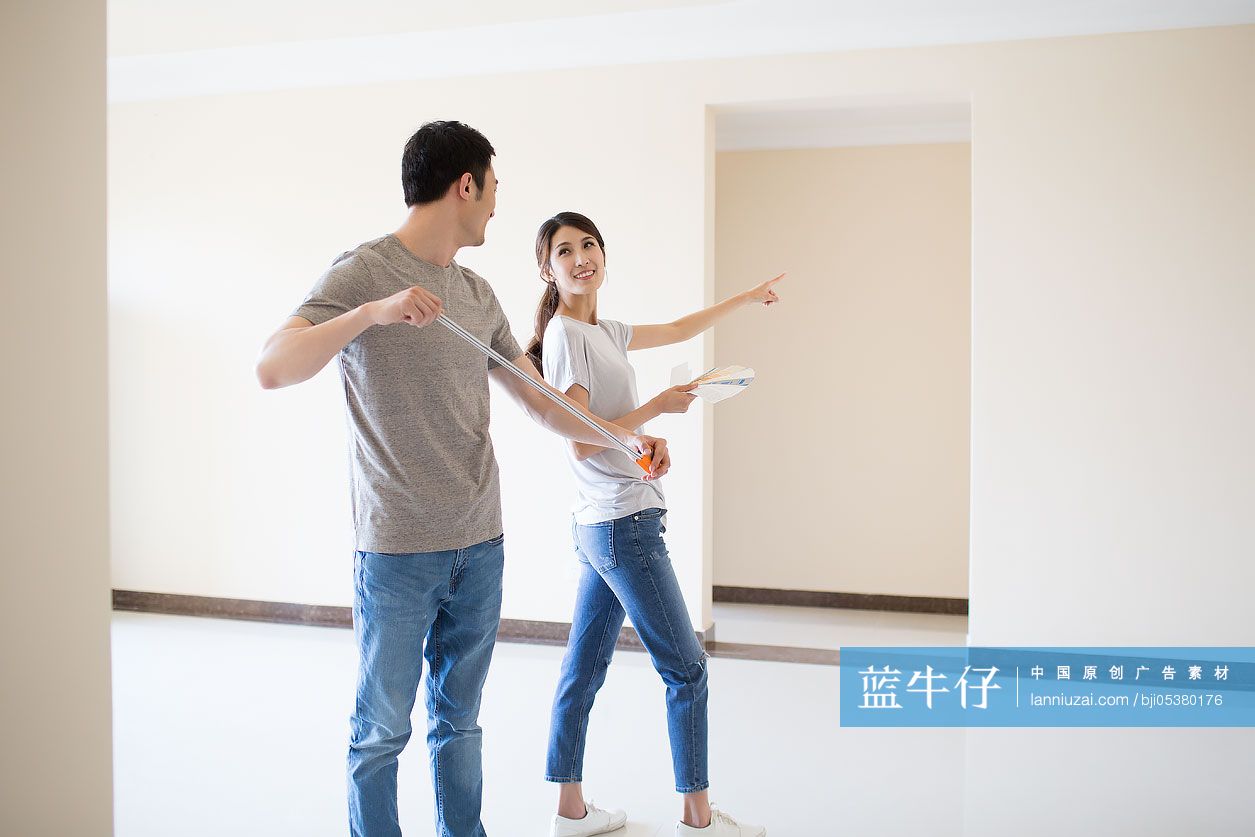 年轻夫妇装修房子