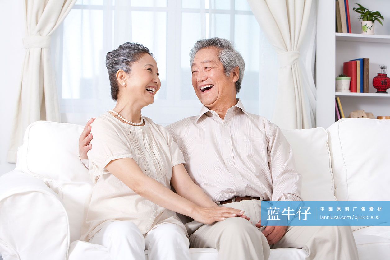 快乐的老年夫妇