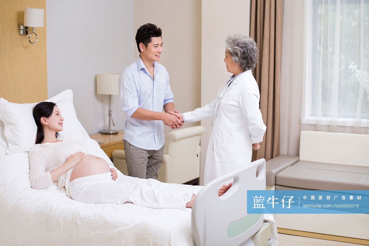 孕妇家属握手感谢医生