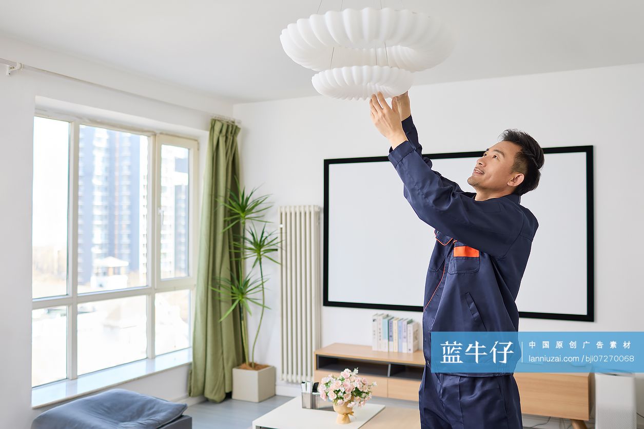 修理工修灯具