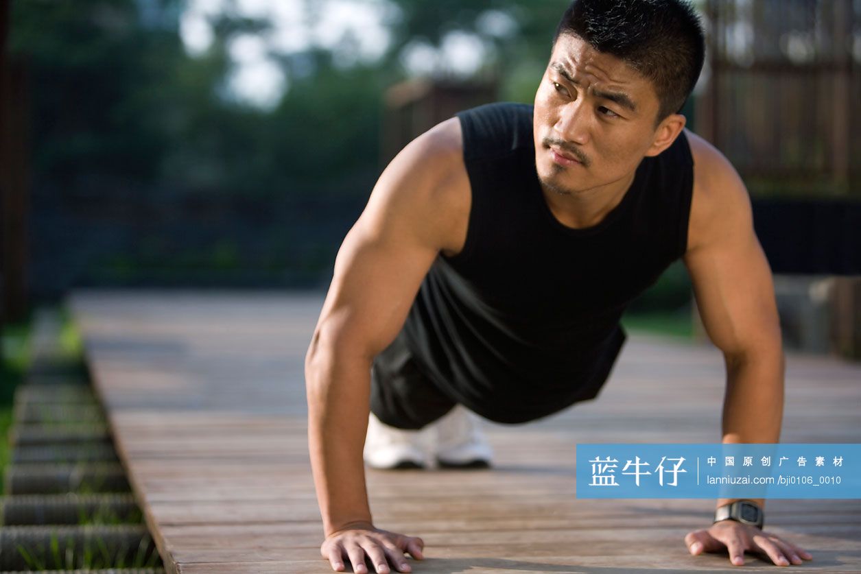 年轻男子做俯卧撑