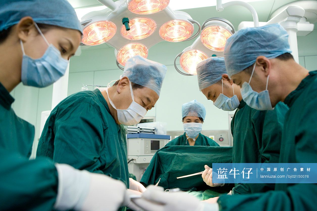 医生在手术室做手术