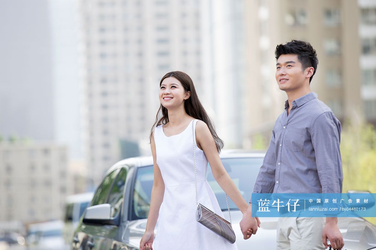 快乐的年轻情侣和汽车-蓝牛仔影像-中国原创广告影像素材
