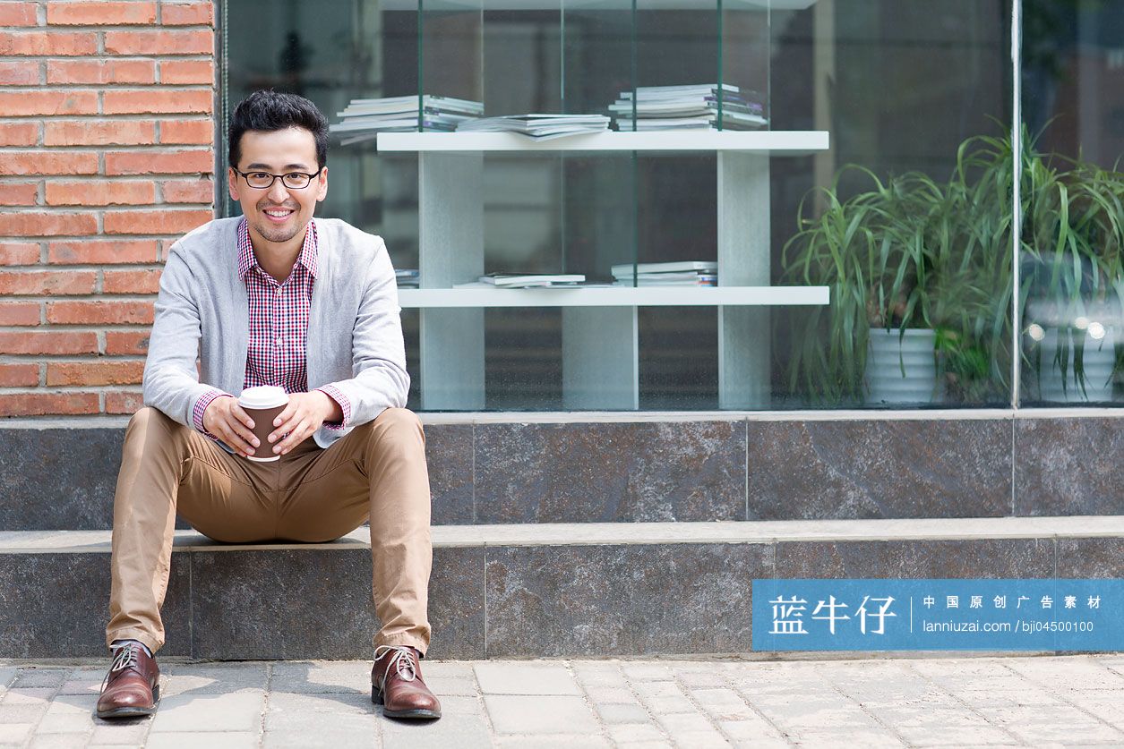 男子拿着一杯咖啡