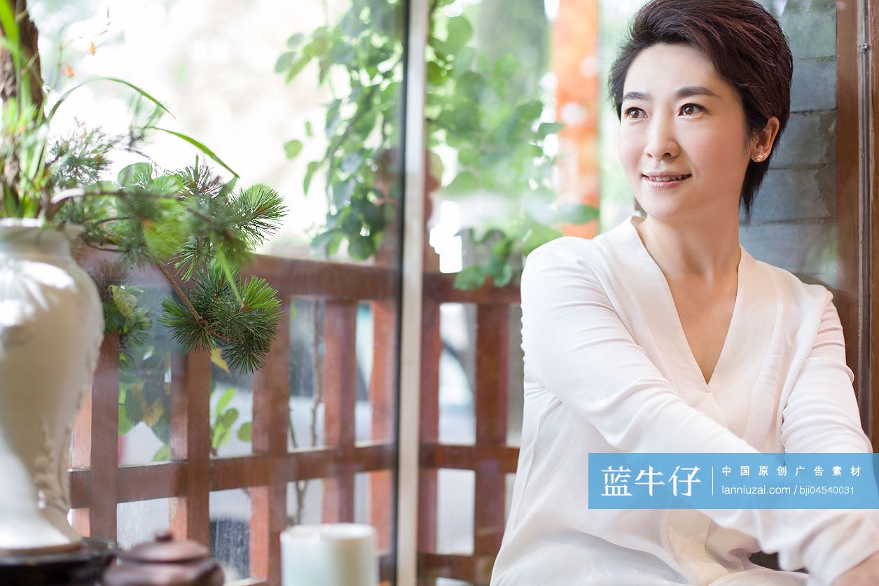 中年女子在茶馆喝茶