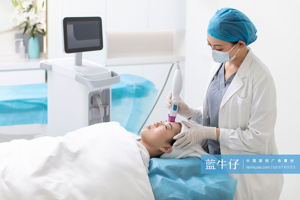 年轻女士做医美项目美容