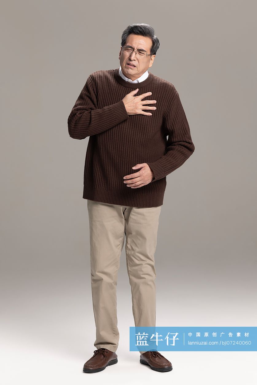 老年男子心口疼