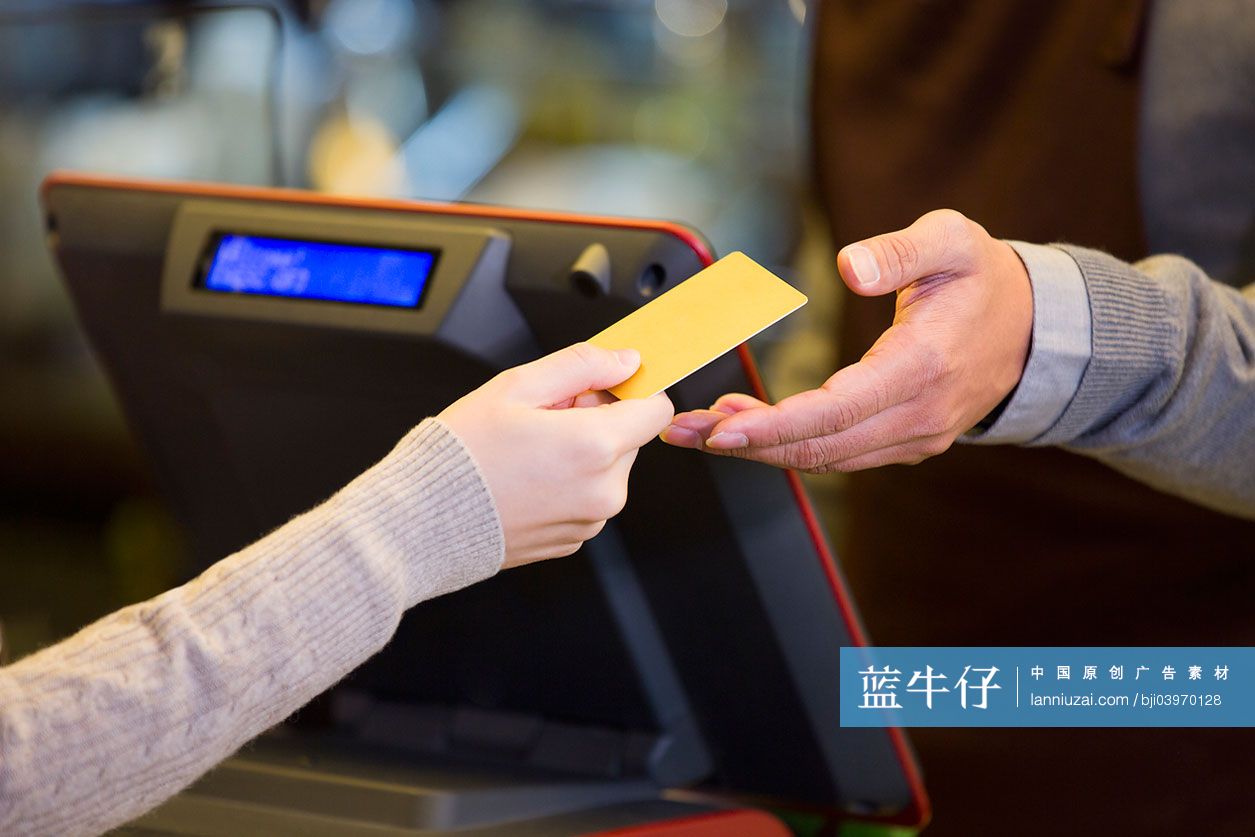 顾客在咖啡店用信用卡结账