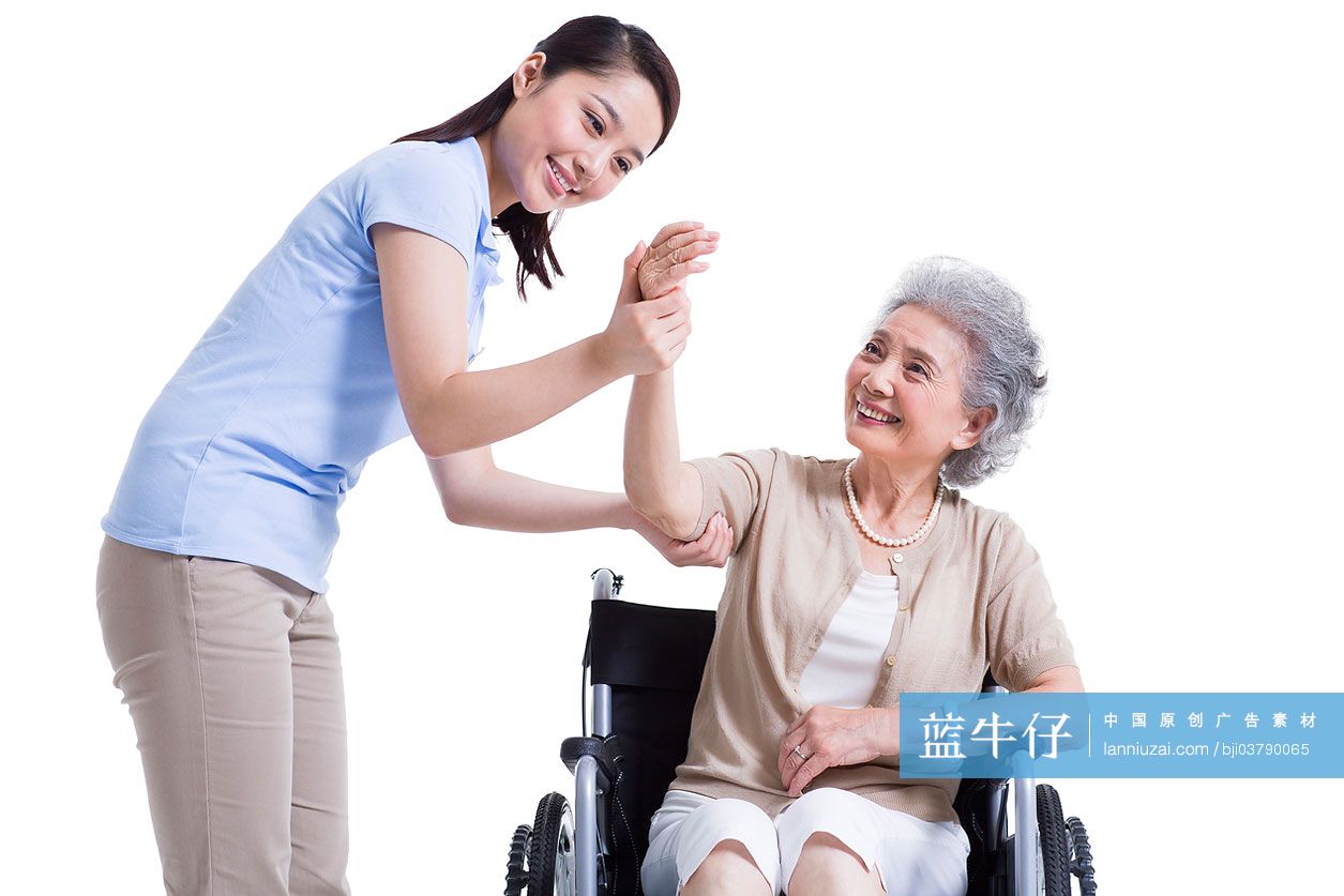 女护工为老人按摩