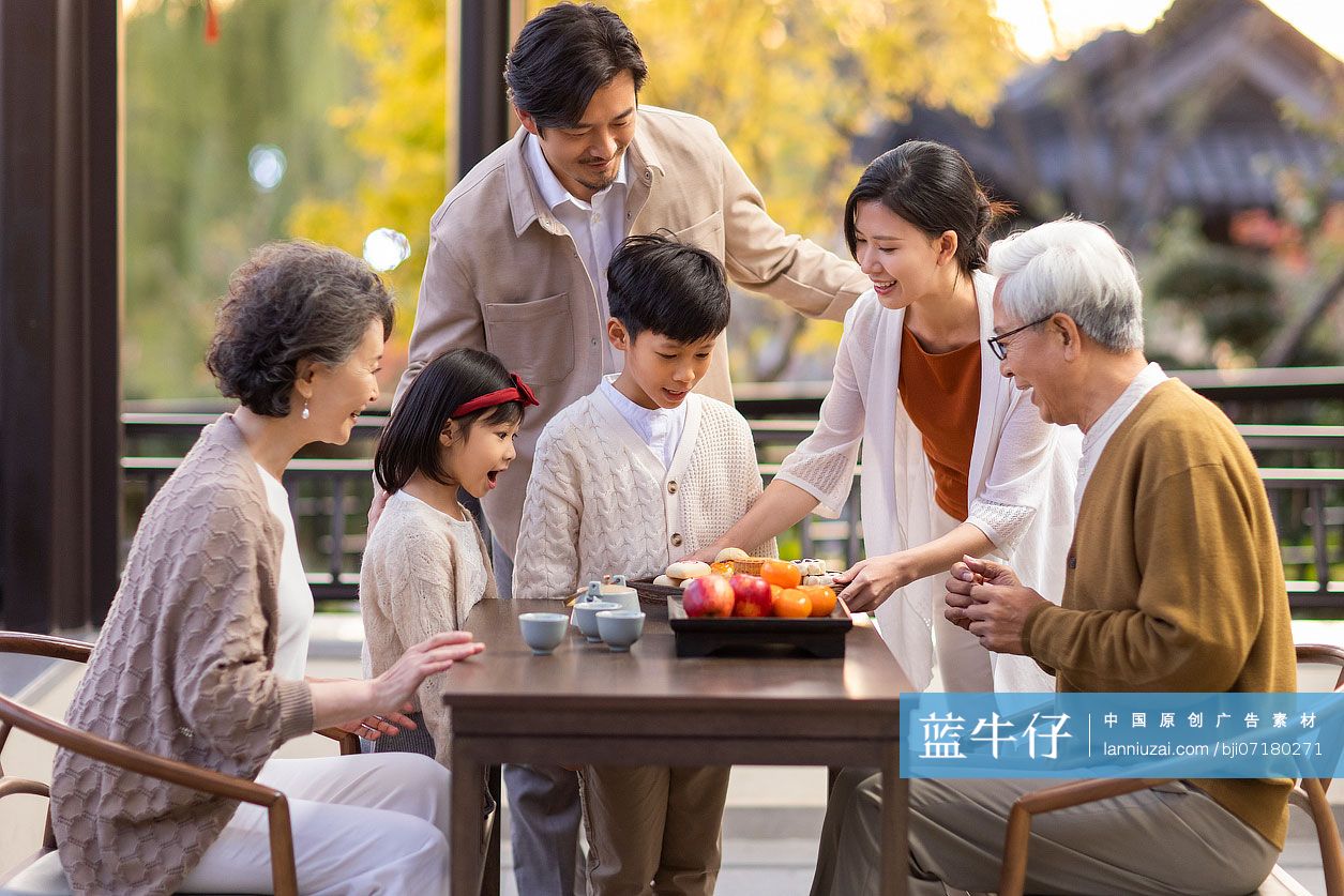 欢乐家庭庆祝中秋节