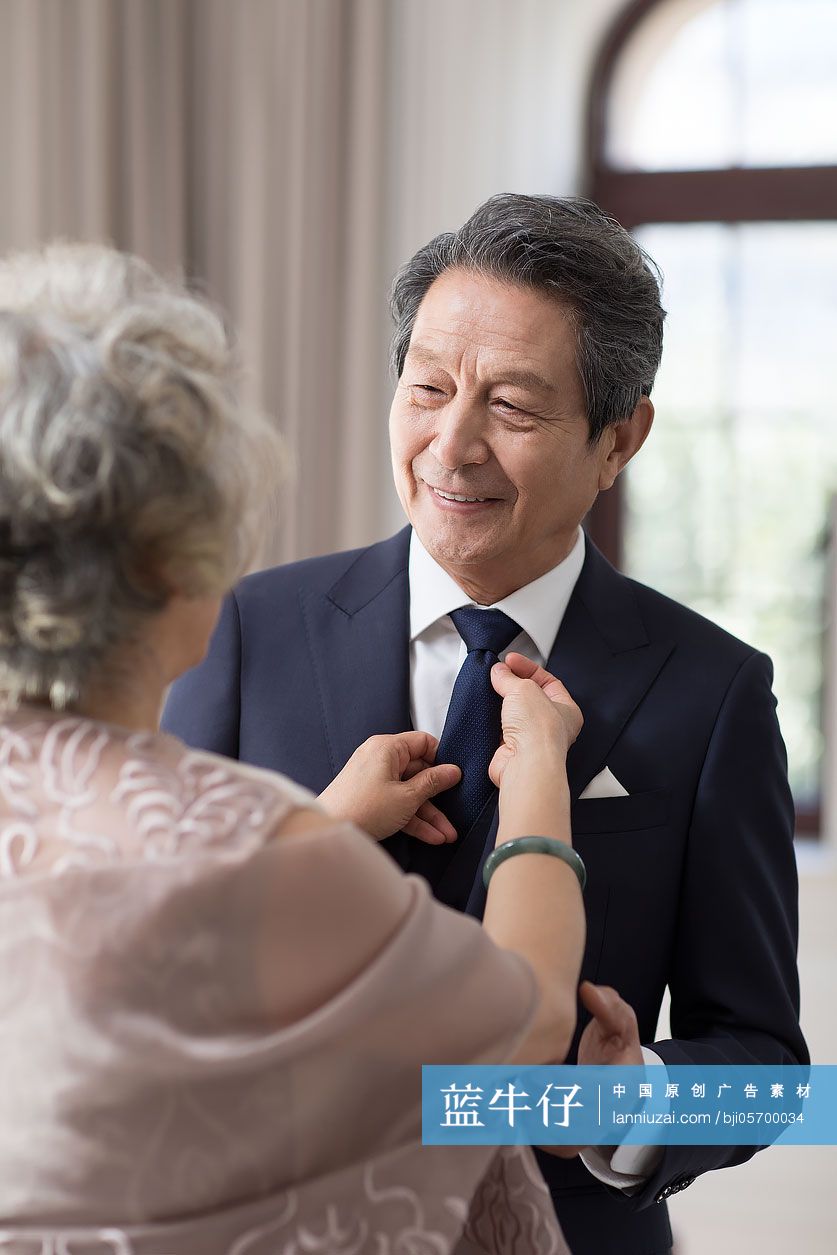 老年妻子为丈夫系领带